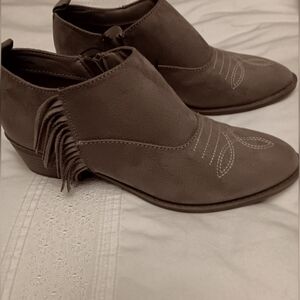 Womens ARIZONA Jean Co Memory Foam ankle ( heeled) boots with fringe. Size 8 New